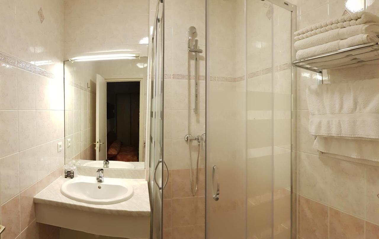 Hotel De La Paix Олорон-Сент-Марі Екстер'єр фото